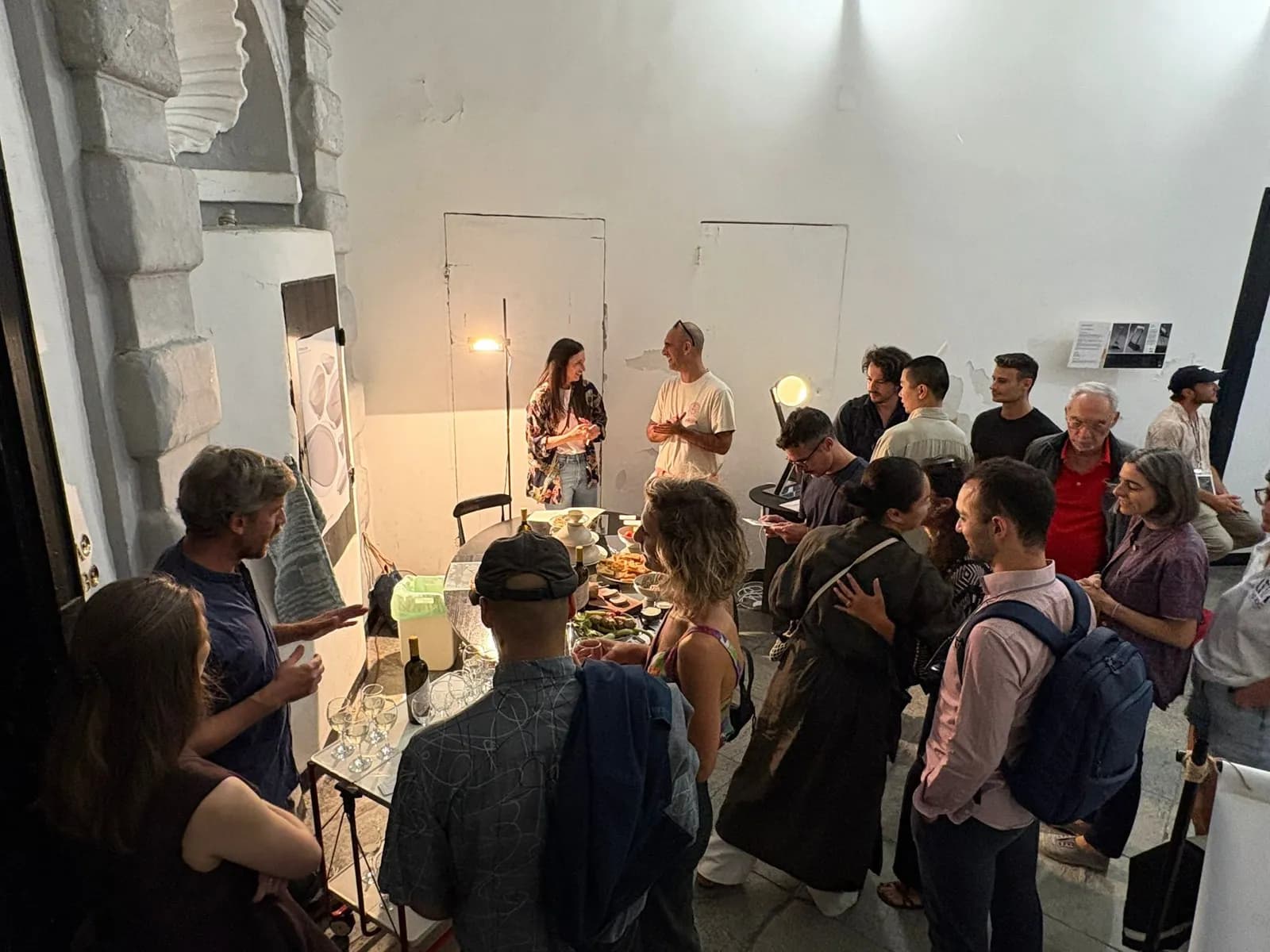 Brindisi tra gli ospiti durante l'inaugurazione alla Genova Design Week