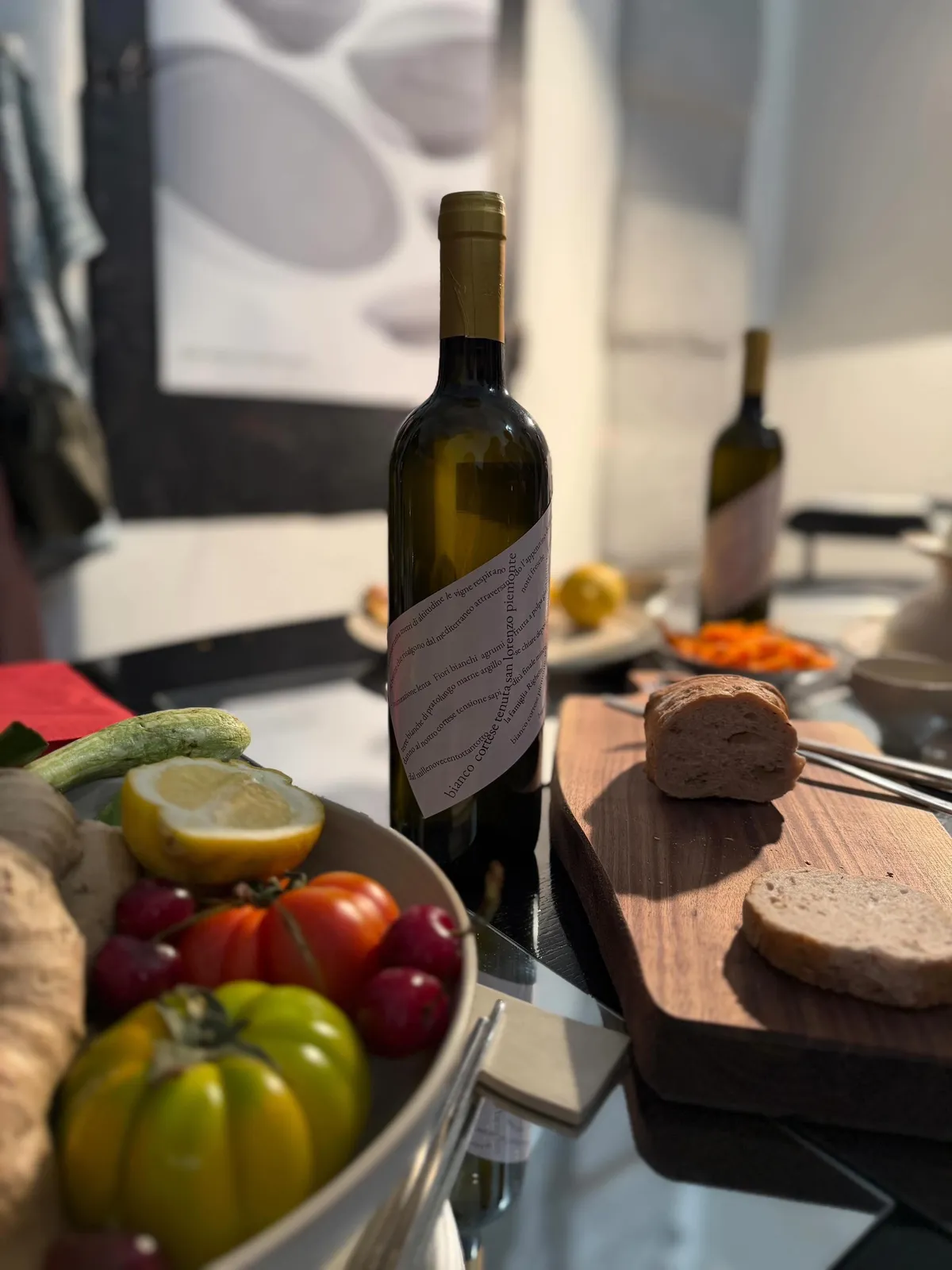 Una bottiglia del nostro bianco con pane e verdure di stagione